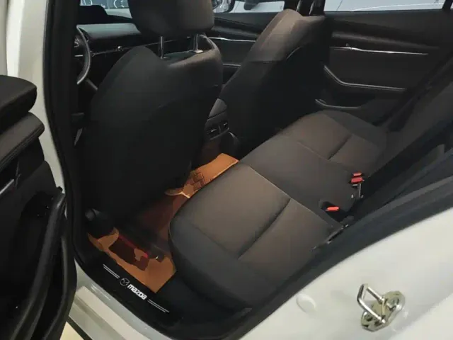 Mazda Axela — Фото автомобиля 16