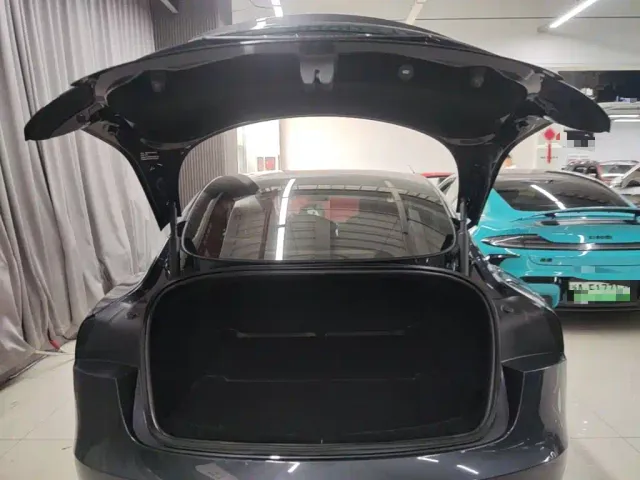 Tesla Model 3 — Фото автомобиля 18