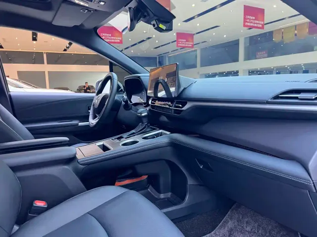 Toyota Sienna — Фото автомобиля 10