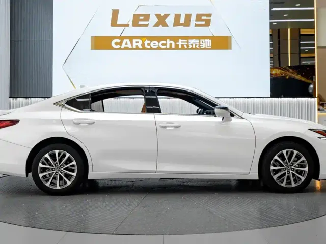 Lexus ES — Фото автомобиля 4