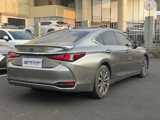 Lexus ES — Фото автомобиля 4
