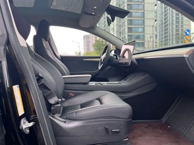 Tesla Model Y — Фото автомобиля 12