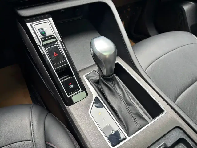 Roewe i5 — Фото автомобиля 15