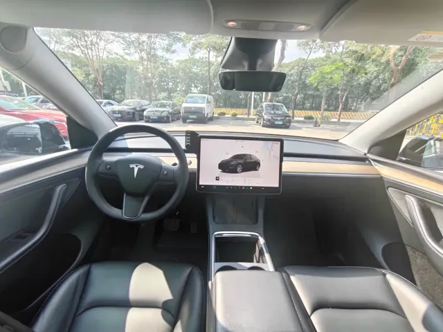 Tesla Model Y — Фото автомобиля 13