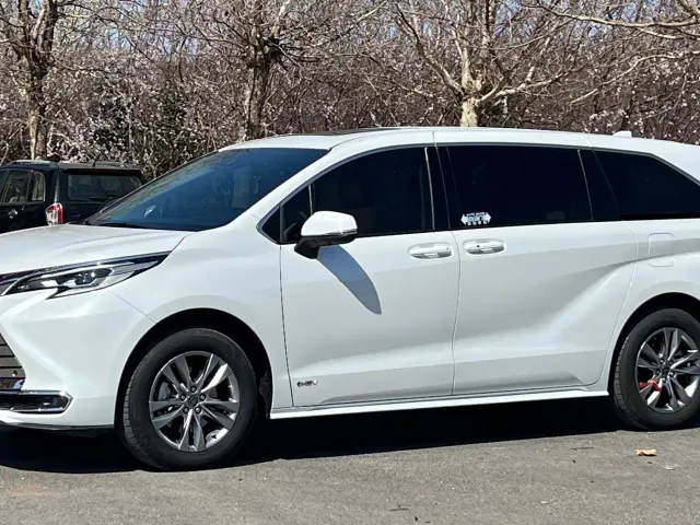 Toyota Sienna — Фото автомобиля 2