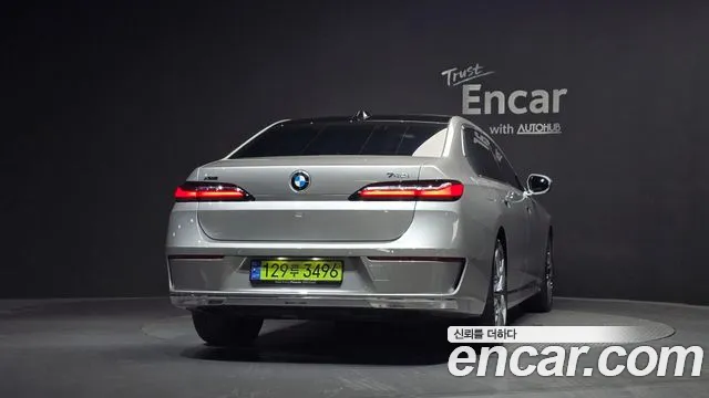 BMW 7-Series 7 серия (G70) 740i xDrive Classic Silver Edition — Фото автомобиля 4