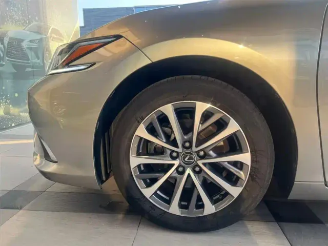 Lexus ES — Фото автомобиля 8