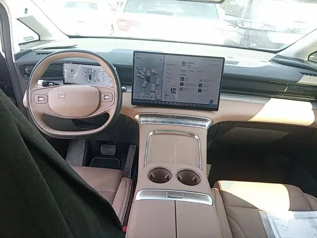 Xpeng X9 — Фото автомобиля 9