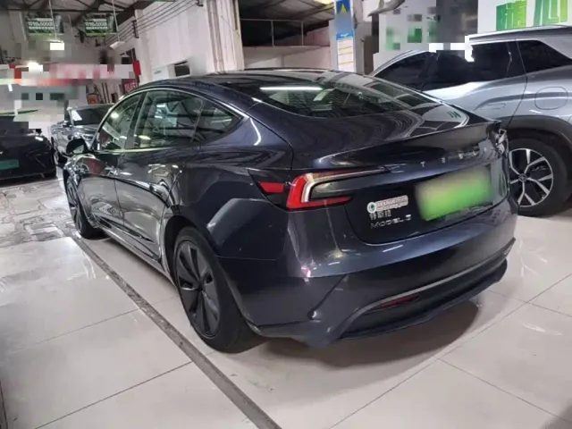 Tesla Model 3 — Фото автомобиля 4