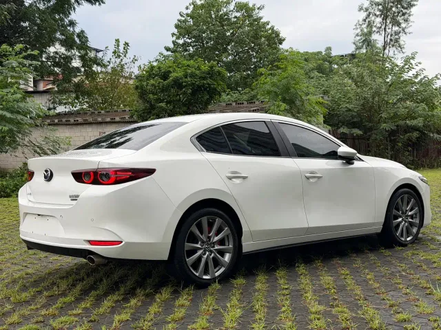 Mazda Axela — Фото автомобиля 4