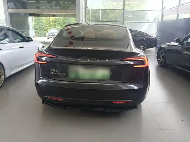 Tesla Model 3 — Фото автомобиля 5