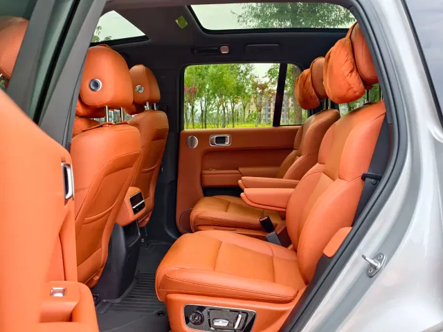 Li Auto L8 — Фото автомобиля 9