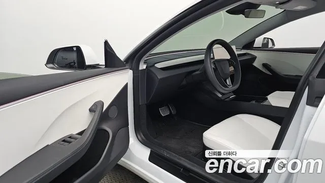 Tesla Model 3 — Фото автомобиля 15
