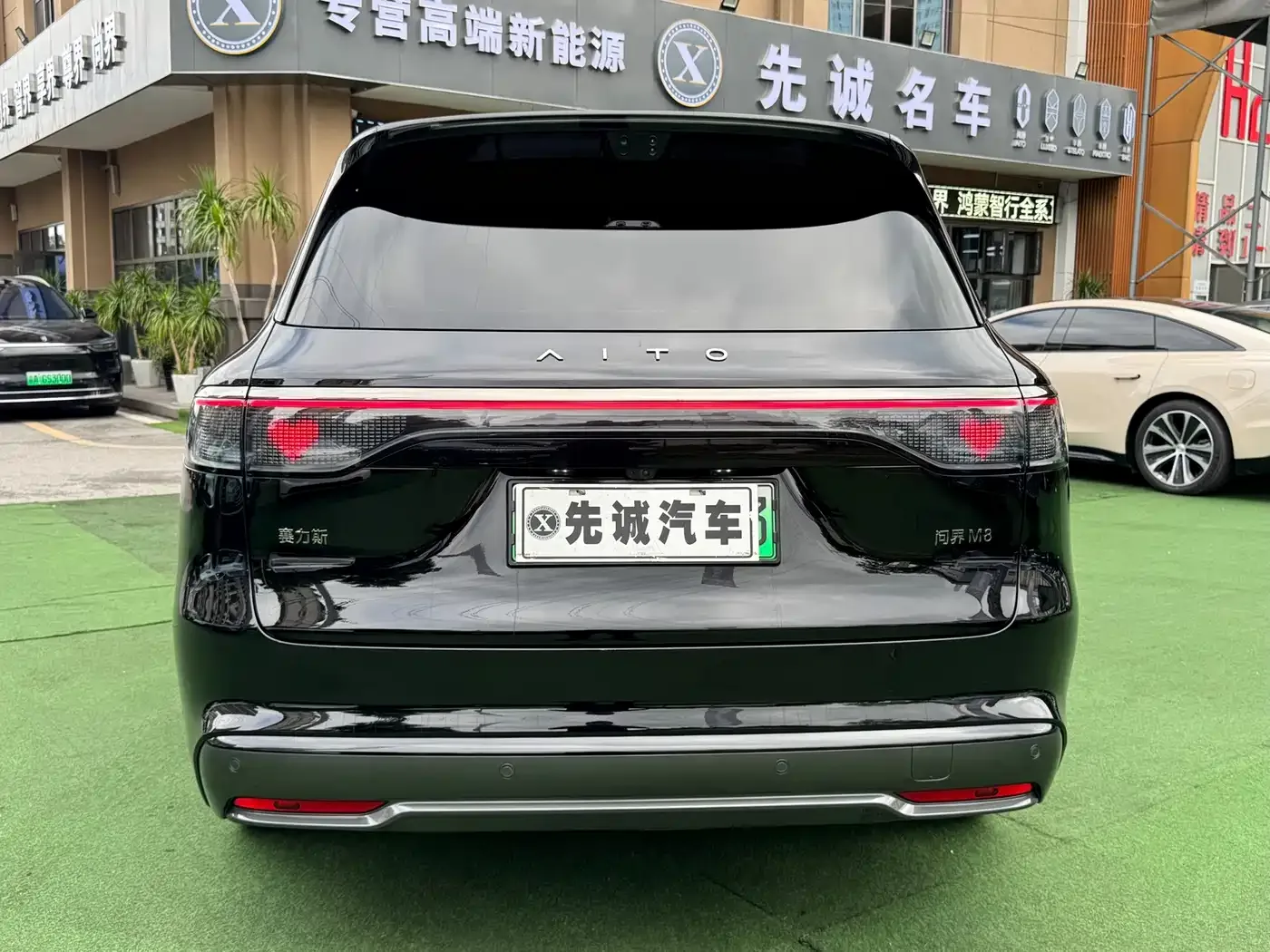 AITO Wenjie AITO M8 2025 Extended Range Ultra 53.4kWh 6-Seater — Фото автомобиля 5