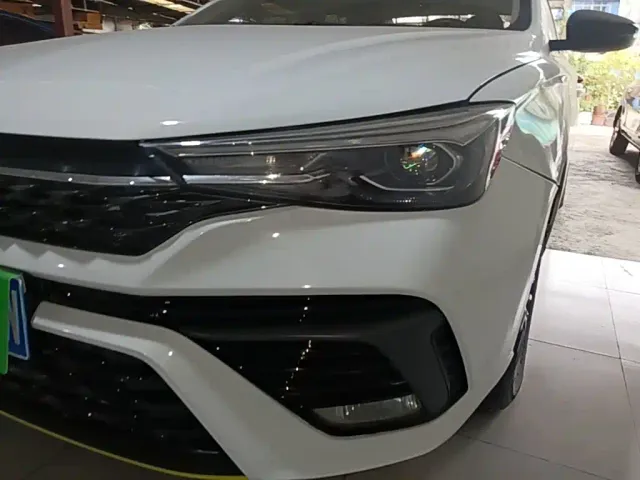 Roewe i5 — Фото автомобиля 23
