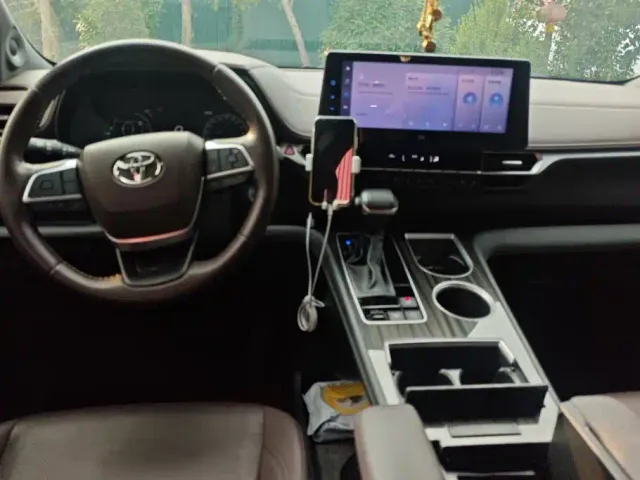 Toyota Sienna — Фото автомобиля 12