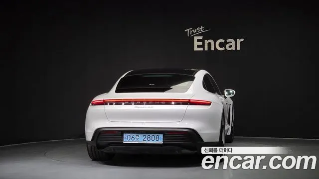 Porsche Taycan — Фото автомобиля 4