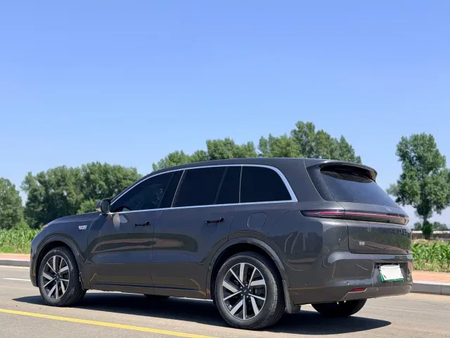 Li Auto L8 — Фото автомобиля 10