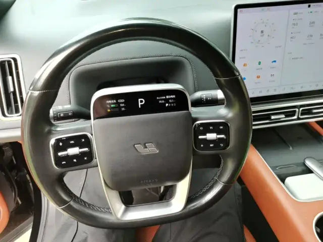 Li Auto L8 — Фото автомобиля 13