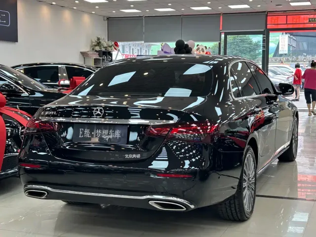 Mercedes-Benz E-Class — Фото автомобиля 5