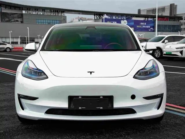 Tesla Model 3 — Фото автомобиля 2