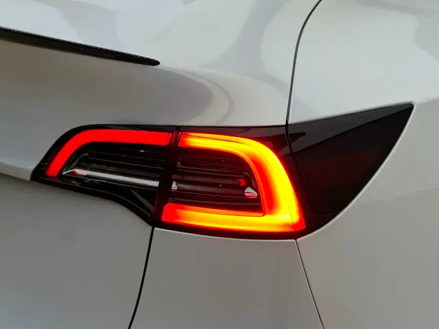 Tesla Model Y — Фото автомобиля 23