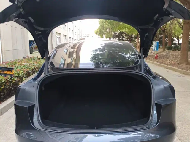 Tesla Model 3 — Фото автомобиля 18