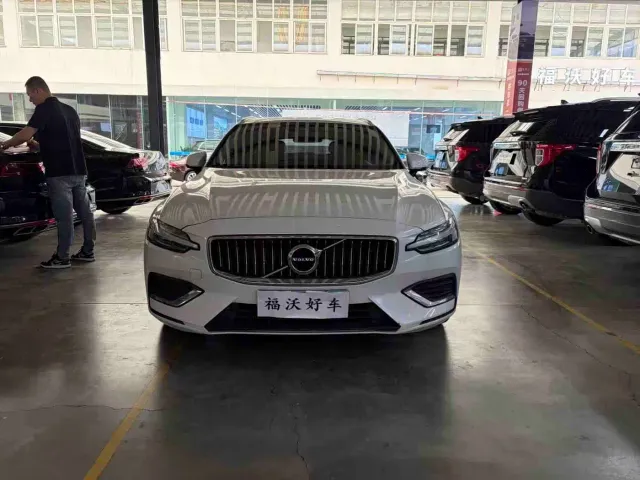 Volvo V60 — Фото автомобиля 3