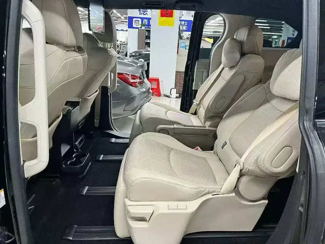 Toyota Sienna — Фото автомобиля 8