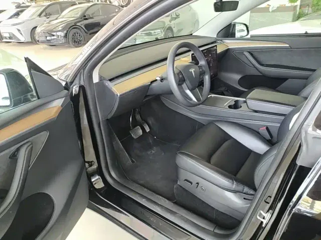 Tesla Model Y — Фото автомобиля 15