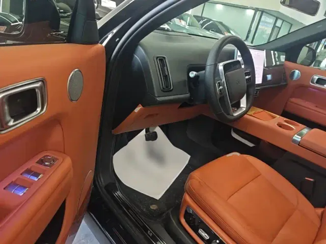Li Auto L8 — Фото автомобиля 15