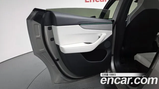 Tesla Model Y — Фото автомобиля 14