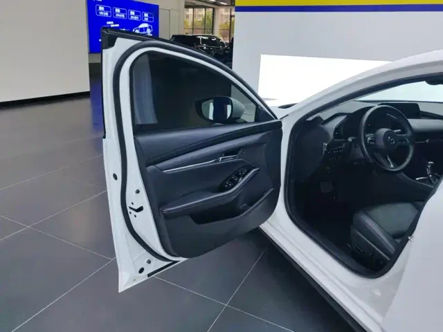 Mazda Axela — Фото автомобиля 7