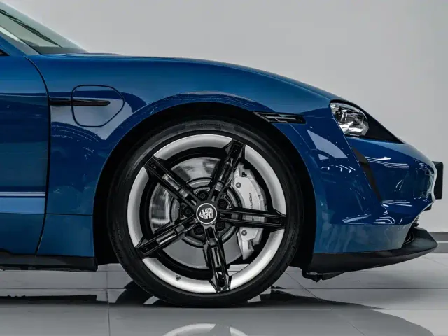 Porsche Taycan — Фото автомобиля 10
