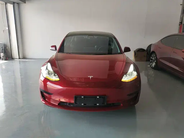 Tesla Model 3 — Фото автомобиля 2