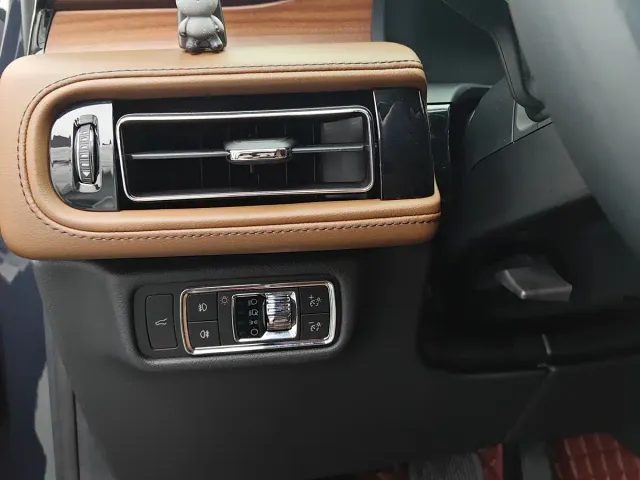 Lincoln Aviator — Фото автомобиля 8