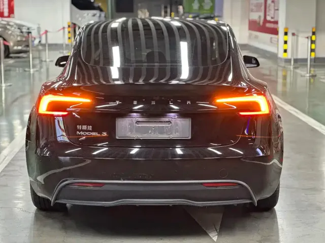 Tesla Model 3 — Фото автомобиля 5