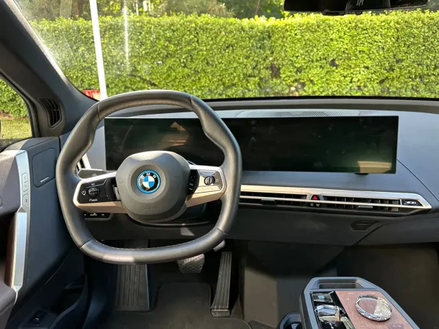 BMW iX — Фото автомобиля 12