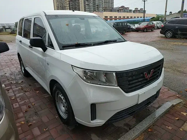 Wuling Hongguang Plus — Фото автомобиля 3