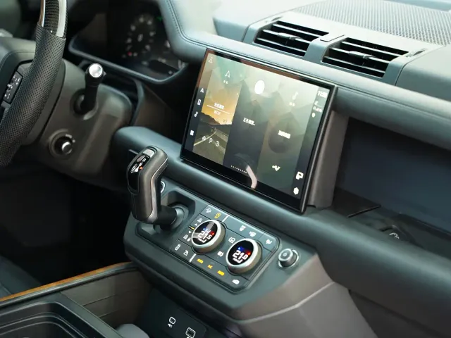 Land Rover Defender — Фото автомобиля 14