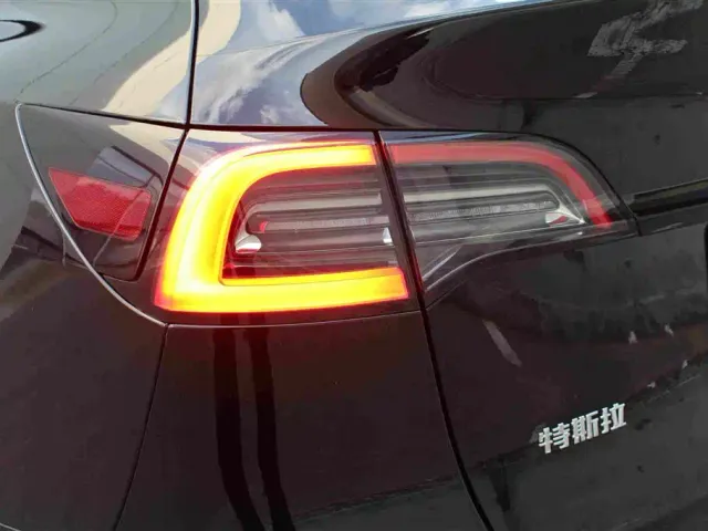 Tesla Model Y — Фото автомобиля 13