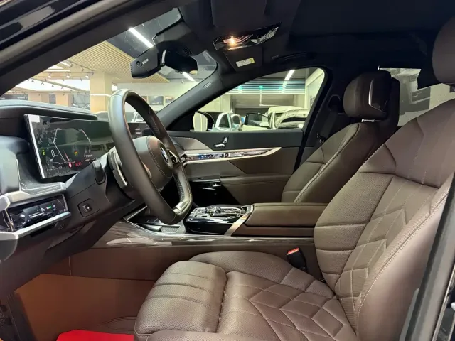 BMW BMW 7 Series 2023 Model 740Li Premium Luxury Package — Фото автомобиля 15