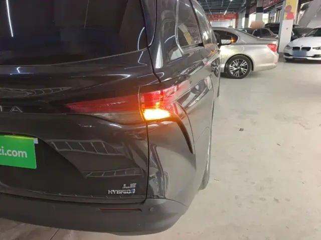 Toyota Sienna — Фото автомобиля 7