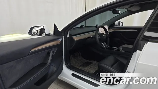 Tesla Model 3 — Фото автомобиля 10