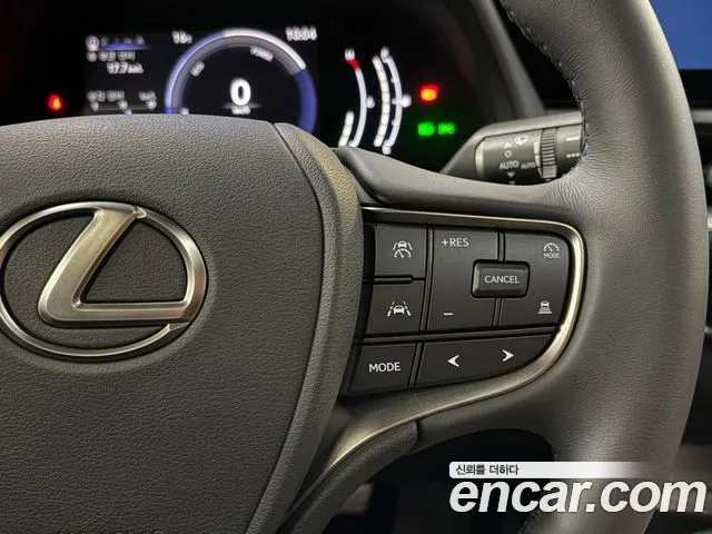 Lexus UX UX300h — Фото автомобиля 7