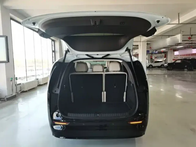 Li Auto MEGA — Фото автомобиля 18