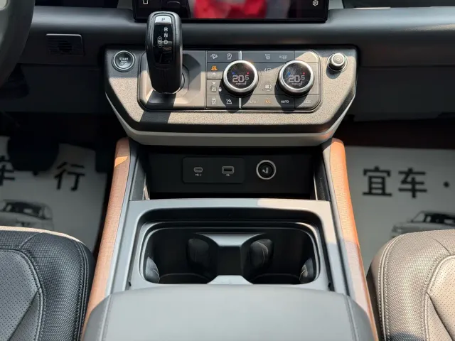 Land Rover Defender — Фото автомобиля 12