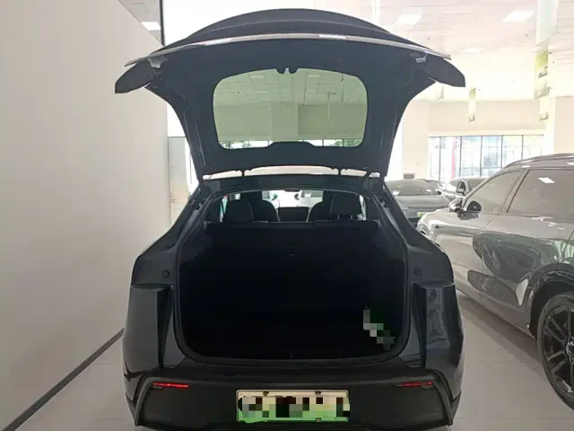 Tesla Model Y — Фото автомобиля 18