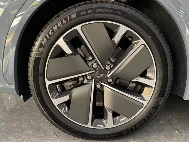 Li Auto L7 — Фото автомобиля 12