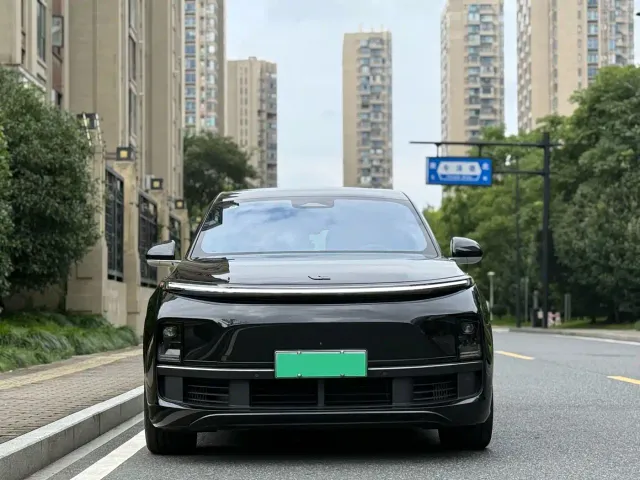 Li Auto L8 — Фото автомобиля 2